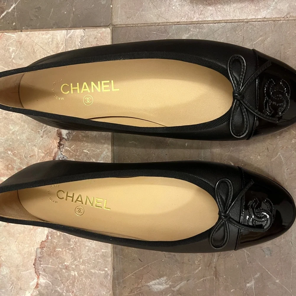 CHANEL Black Leather Ballet Flats with Patent Cap-Toe - 39.5